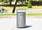 Mobiliario Urbano con bancos, papeleras, bolardos, jardineras y equipamiento , Papeleras , UP6PC Papelera Titan PC , La papelera de gran capacidad con tapa, puerta y cenicero por excelencia.